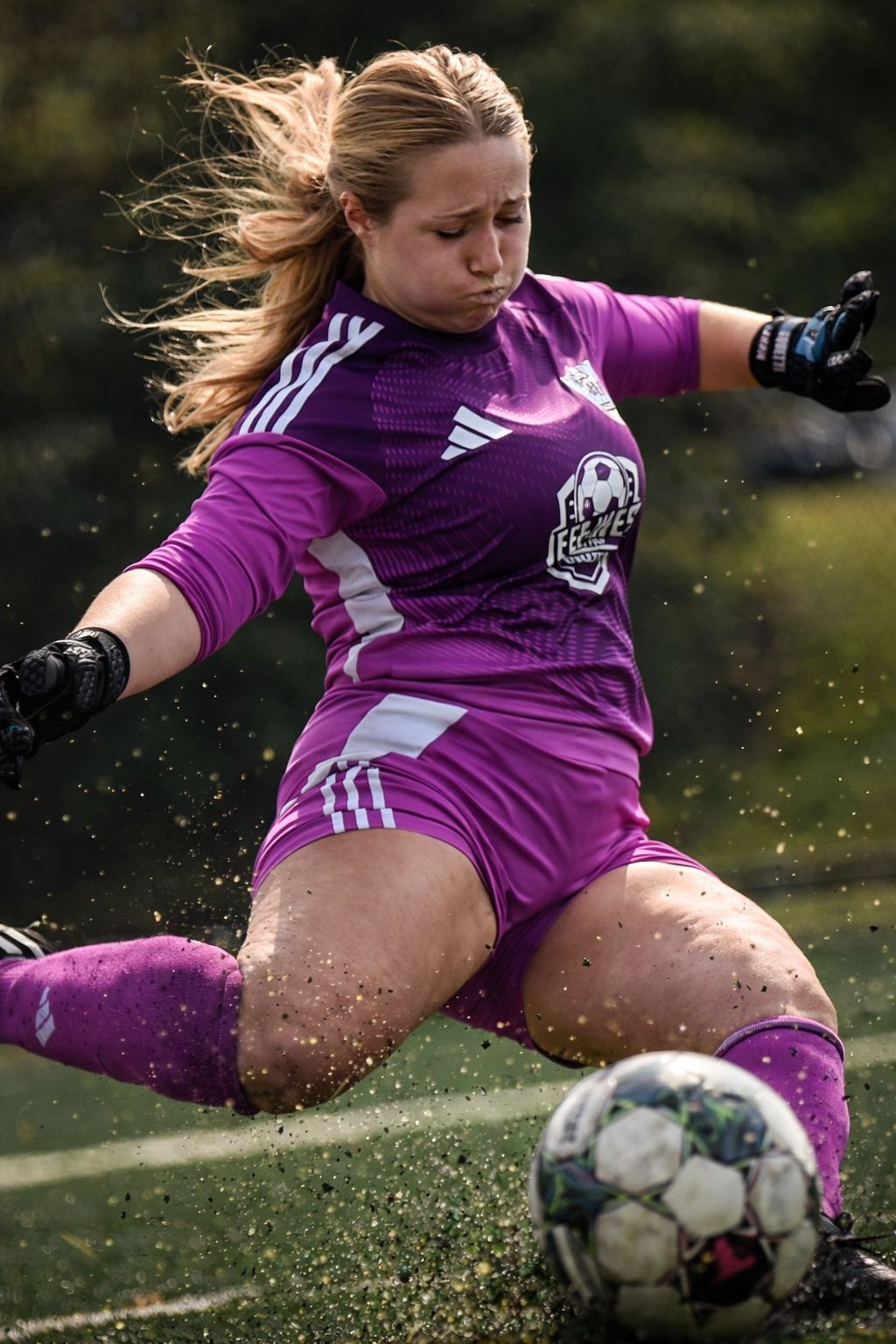 Railway City FC goalkeeper distributing the ball